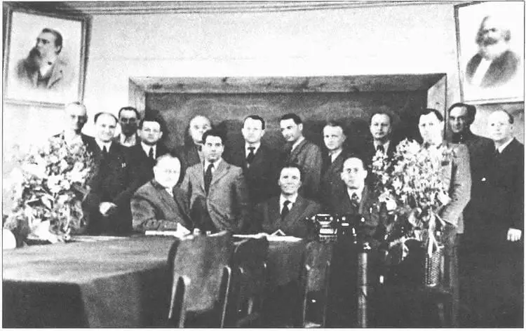 Незадолго до отправки на родину ведущих немецких специалистов собрали на - фото 232