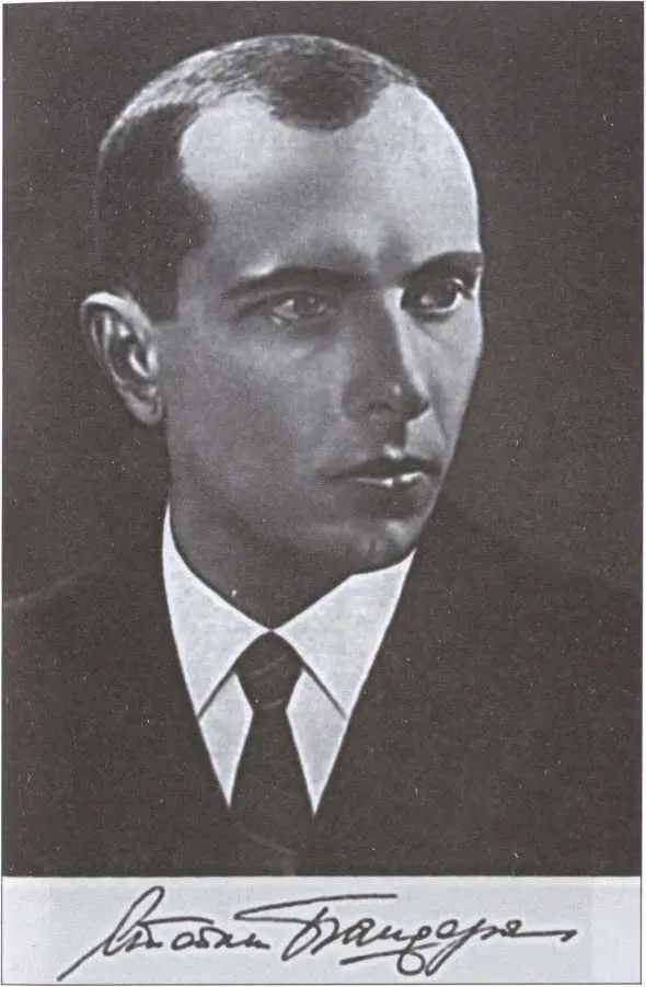 Степан Бандера С Бандера в национальном костюме Андрей Мельник - фото 2