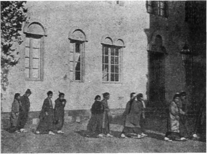Учащиеся Токийской семинарии спешащие в храм на молитву Семинаристы во время - фото 10