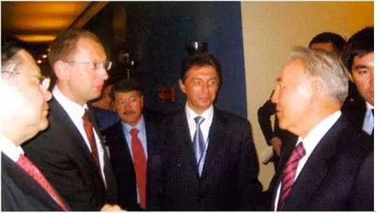 С Президентом Казахстана Нурсултаном Назарбаевым первый справа Астана 2007 - фото 35