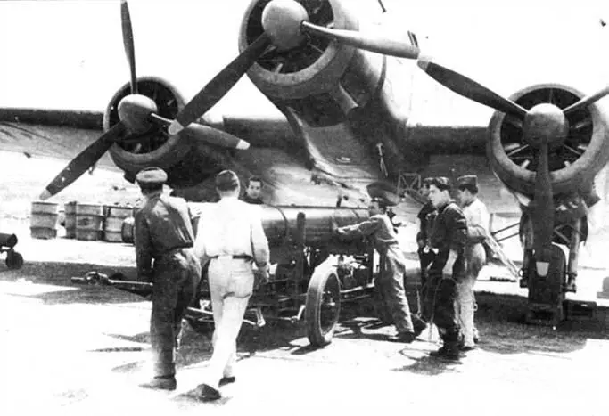 Подвеска торпеды на самолет S79 из 104 Gruppo 1942 год Торпедоносец имеет - фото 138