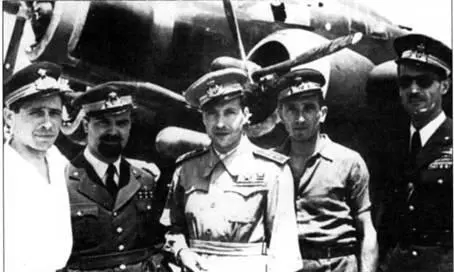 Несколько из наиболее известных пилотов торпедоносцев сфотографированные - фото 154