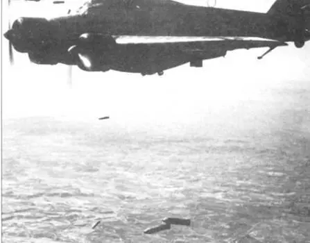 Бомбардировщик S79 из III Stormo сбрасывает свой бомбовый груз над - фото 96