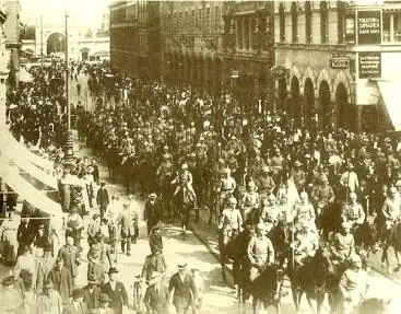 Мюнхен 2 августа 1914 года Гитлер на митинге 2 августа 1914 года Мюнхен - фото 4