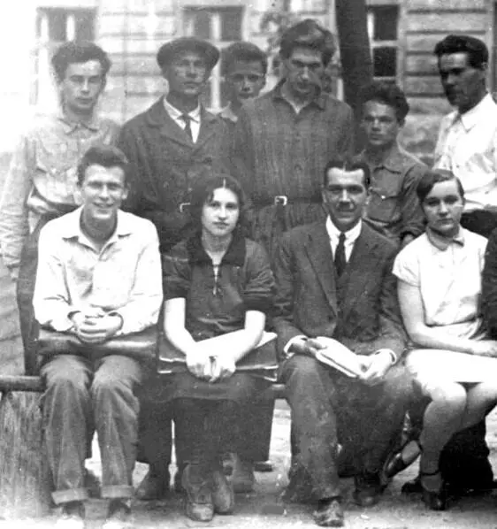 СИ Вавилов с группой студентов МГУ в 192930 гг СИ Вавилов сидит в первом - фото 117