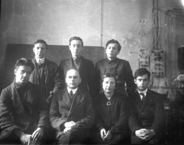 В лаборатории АН Теренина в ГОИ Ленинград 1930 г АН Теренин сидит в - фото 118