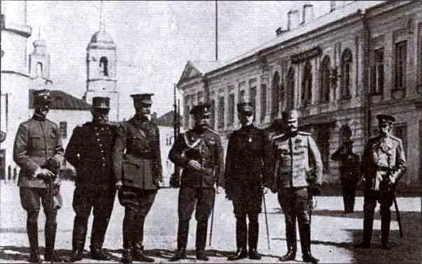 Император Николай II в Ставке среди представителей союзников Слева направо от - фото 15