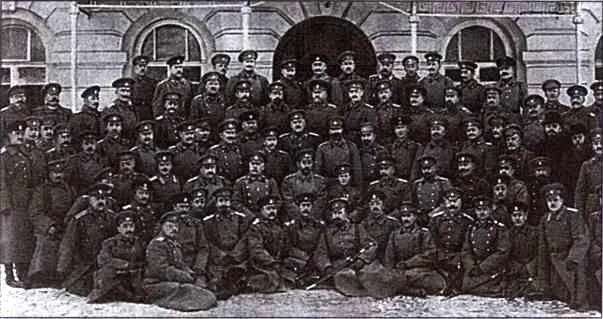 Император Николай II и цесаревич Алексей среди офицеров Ставки 19151916 гг - фото 22