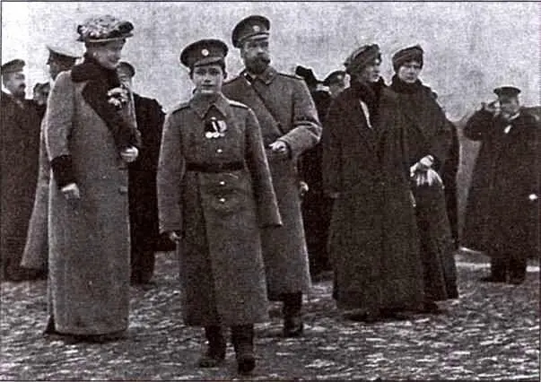 Императорская семья в Ставке в Могилеве 1915 г Внутренний вид собора в - фото 25
