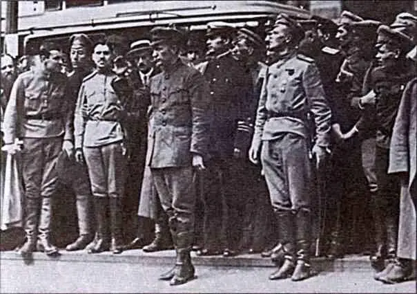 АФ Керенский инспектирует казачий полк вернувшийся с фронта Фото 1917 г - фото 31