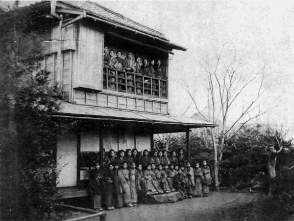 Женская школа в Токио около 1885 г На первом этаже ученицы На втором - фото 11