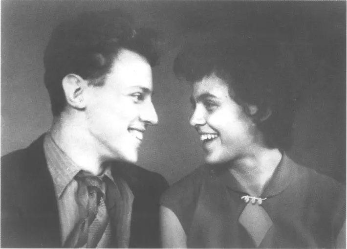 С сестрой Мариной 1958 год Среди рабочих на заводе ЗИЛ крайний слева - фото 25