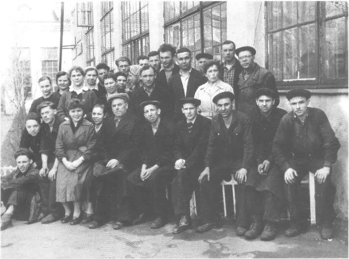Среди рабочих на заводе ЗИЛ крайний слева Между 1958м и 1960м годами С - фото 26