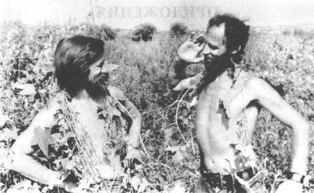 Со скульптором Б Орловым конец 1970х Чтение в мастерской Игоря Макаревича - фото 36