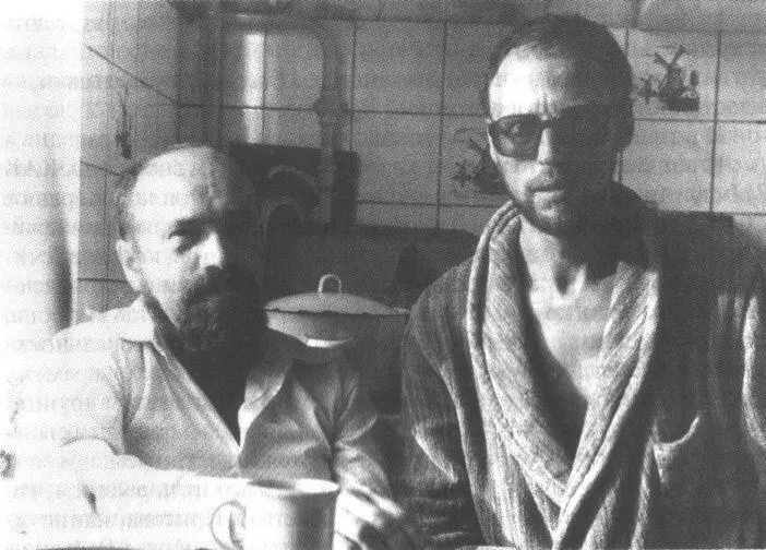 Д А Пригов и Е А Попов Москва 1982 год Со скульптором Борисом Орловым - фото 38