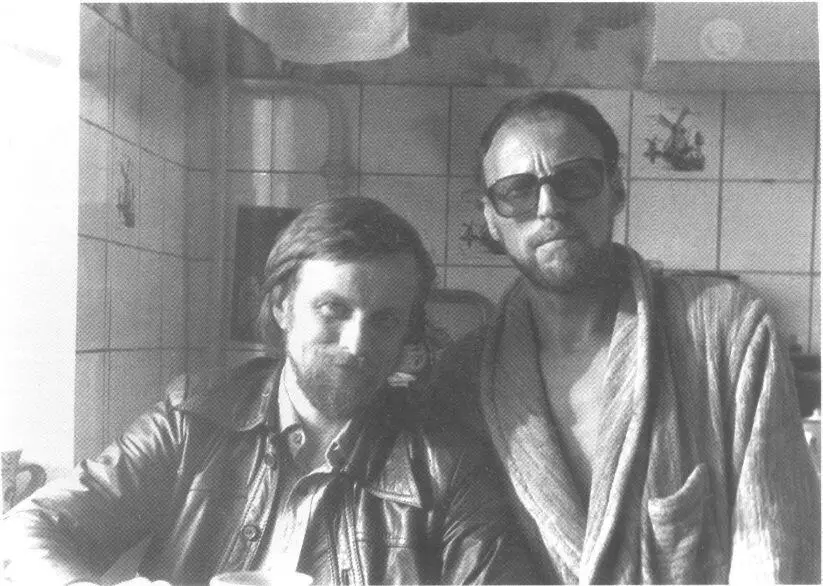 Со скульптором Борисом Орловым Москва 1982 год На акции группы - фото 39