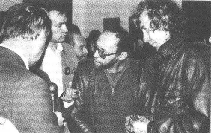 С художником Иваном Чуйковым Середина 1980х С поэтом Тимуром Кибировым - фото 48