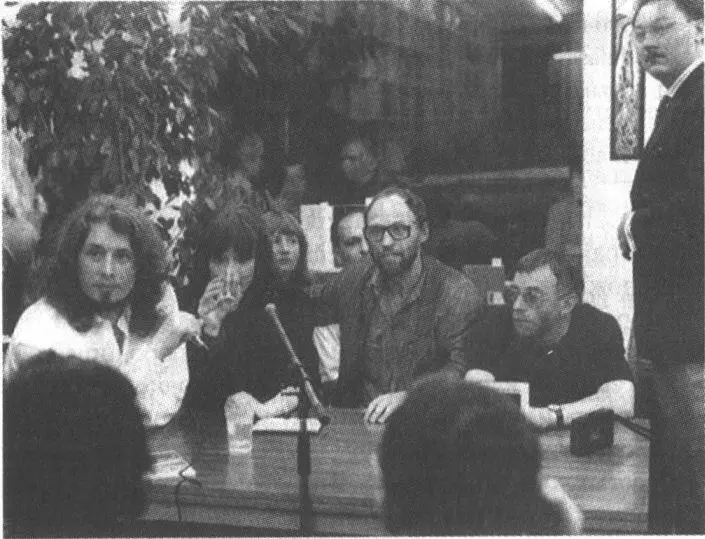 Слево направо Владимир Сорокин Сабина Хенсген Д А Пригов Лев Рубинштейн - фото 56