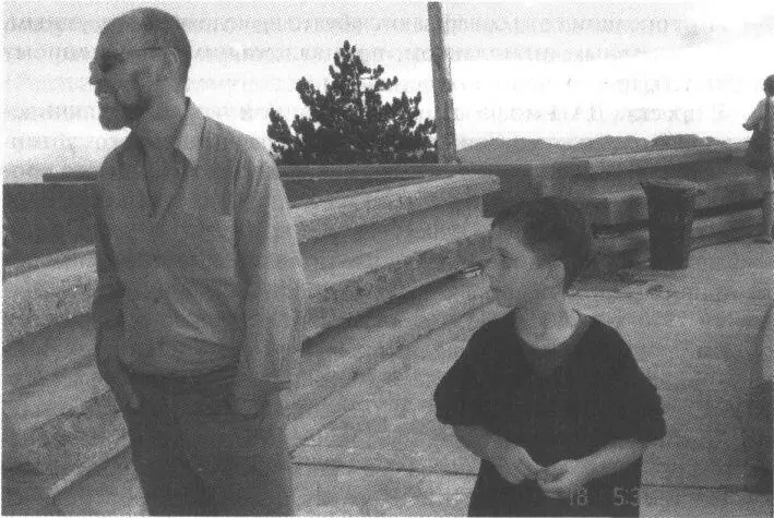 С внуком Георгием в Черногории 2006 год Д А Пригов лепит шаржированный - фото 67
