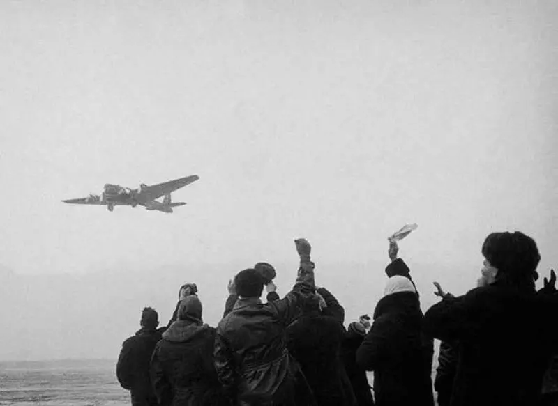 Самолет экспедиции в воздухе Воздушная экспедиция ШмидтаШевелёва на Северный - фото 11