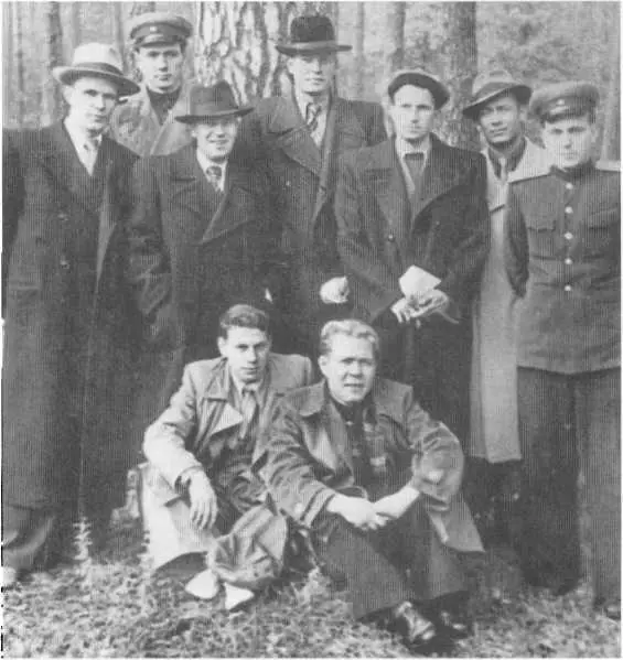 Группа сотрудников МГБ в Западной Украине осенью 1952 г А это их противники - фото 33