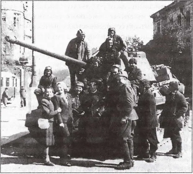 Советские солдаты и жители Австрии в освобожденной Вене Апрель 1945 г - фото 69