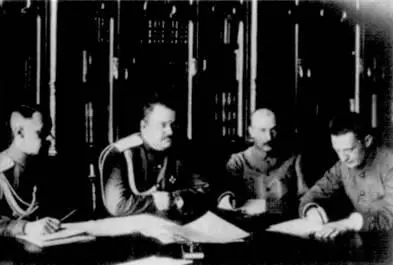 Заседание в военном министерстве 21 августа 1917 г Справа налево А Ф - фото 68