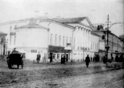 Старая Басманная ул В трехэтажном здании правая часть снимка Н А Варенцов - фото 72