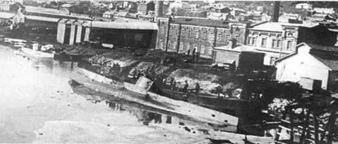 Касатка после потери остойчивости во время выгрузки аккумуляторов 1905 г - фото 94