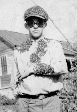 Хью Апистон мальчик способный управлять пчелиным роем обитающим у него в - фото 9