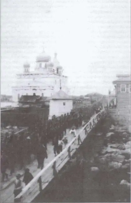 Колонна Карельского полка идет строем по мосту через р Кемь осень 1918 г На - фото 2
