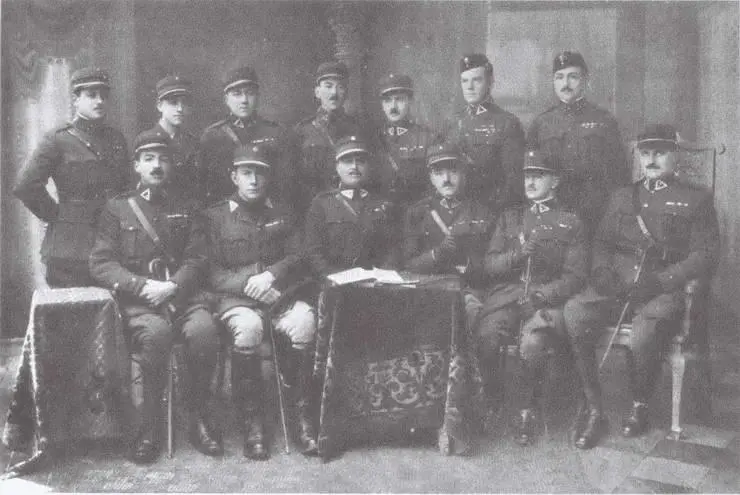 Британские офицеры в литовской военной форме осень 1919 г Крозье третий - фото 16