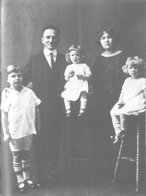 Семья Менухин в СанФранциско 1924 год Хефциба и Ялта Париж Иегуди с Лу - фото 17