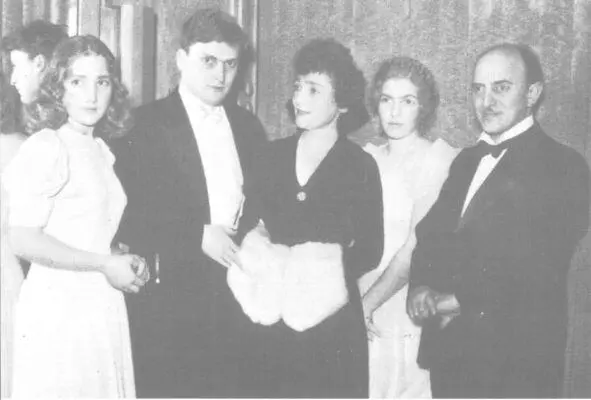 В Карнегихолле 1933 год Хефциба и Иегуди в ВильдАвре Иегуди и Хефциб - фото 25