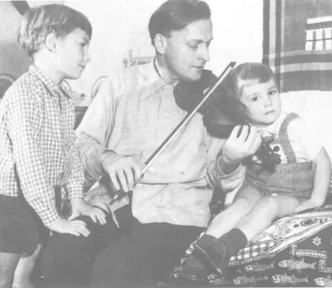 Джерард и Джереми слушают отца 1954 год Хефциба Джереми Иегуди и Ялта - фото 76