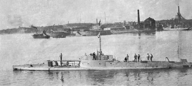 Подводная лодка Аллигатор во время выхода в море вверху и в базе - фото 64