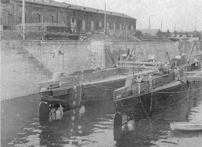 Подводные лодки типа Кайман в доке вверху и в море - фото 65