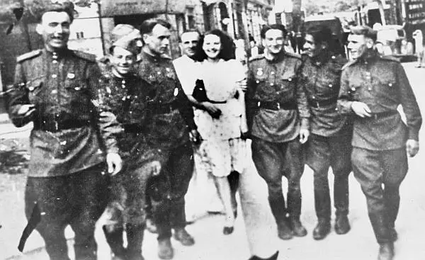 Бухарест осень 1944 годаВстречи на улицах Бухареста Рядом со мной на фото - фото 14