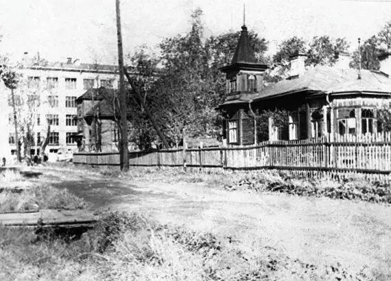 Костел на Кузнечной улице в глубине за ним здание школы 97 Фото - фото 70