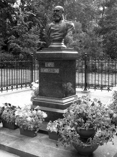Памятник царюоснователю Александру III возле церкви Св Пантелеймона - фото 72