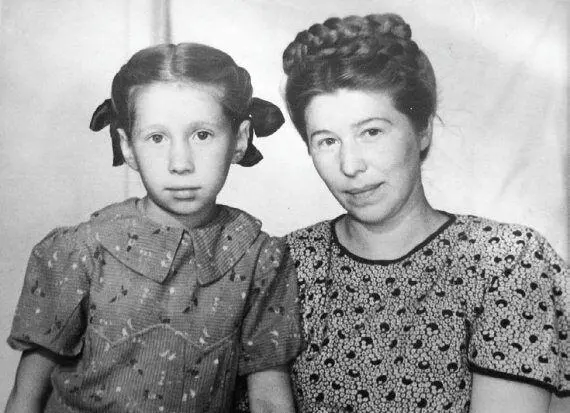 Татьяна слева и Софья справа Юревич Фото 1950х гг Из архива Т А Юревич - фото 113