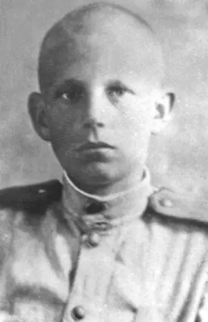 В Богданов Фото начала 1943 г В Богданов слева и Михаил Шишков бойцы - фото 122