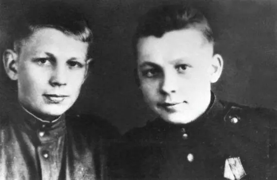 В Богданов слева и Михаил Шишков бойцы роты связи 38го БАО Фото 1943 г - фото 123