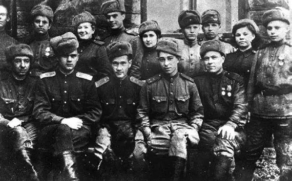 В Богданов крайний справа с бойцами роты связи 38го БАО апрель 1944 г - фото 125