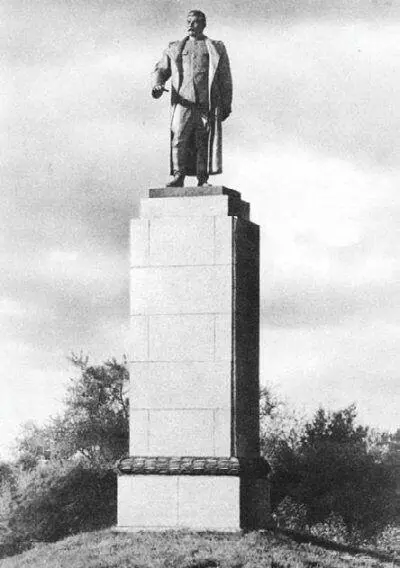 Памятник ИВ Сталину на Поклонной горе Фото начала 1950х гг Даже в тех - фото 130