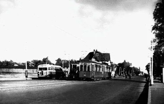Остановка Велотрек на проспекте Энгельса 1954 г Фото ФА Белокурова Из - фото 132