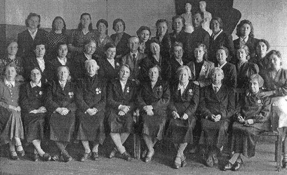 Учительский коллектив школы 118 1948 г В первом ряду сидят выпускницы - фото 143
