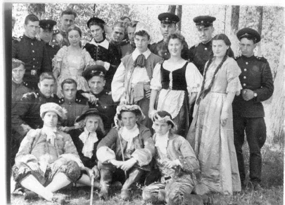 Драмкружок в школе 118 Гастроли в воинской части в Сертолово 1956 г Фото из - фото 144