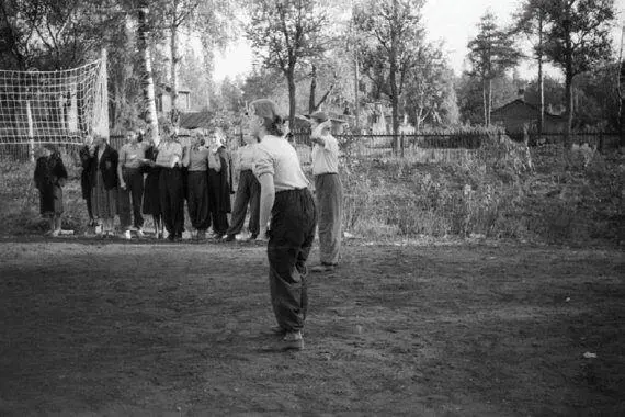 Встреча команд школ 118 и 102 Фото 1957 г из архива МВ Леоновой - фото 146