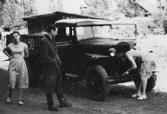 Ученицы школы 118 учатся заводить грузовик Вторая половина 1950х гг Фото - фото 147